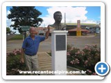 Sr. Nelson Coutinho (irm�o de Goi�) no Busto do Goi� em Coromandel-MG