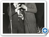 Jorge Paulo outorgando o Trof�u Chap�u de Palha a Juli�o