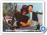 Mazzaropi com o macaco Isidoro em Bet�o Ronca Ferro - 1970