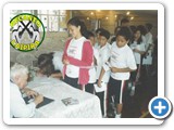 Nh� Chico autografando para os alunos do SESI