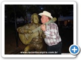 Ramiro Vi�la ao lado do Monumento de Raul Torres em Botucatu - 2014
