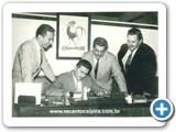 M�rio Zan em 1958, assinando contrato com a Chantecler, com Alfredo Corleto, Palmeira e Teddy Vieira