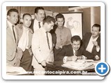 Zico assinando contrato com a gravadora Chantecler, ao lado de Sulino, Teddy Vieira, Braz Baccarin e Z�ca