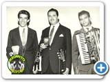 Tibagi, Miltinho e Valdeci recebendo o Trof�u Chap�u de Palha na R�dio ABC em 1963