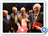 Tinoco recebendo das m�os do Presidente Lula, a Comenda do M�rito da Cultura em dezembro de 2010 