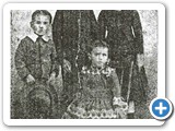 Zequinha de Abreu, aos 10 anos, ao p� ao centro, entre irm�os