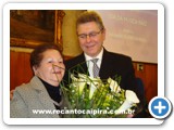 Dona Lucila (esposa do Pardinho) recebe um buqu� de flores das m�os do Vereador Eliseu Gabriel
