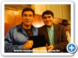 Muniz Teixeira e Jo�ozinho exibindo o pr�mio