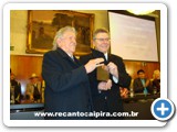 Tinoco recebe uma placa de homenagem ao Dia da M�sica de Raiz das m�os do Vereador Eliseu Gabriel