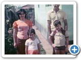 Sandra Cristina Peripato ao lados dos pais e irm�o em 1975